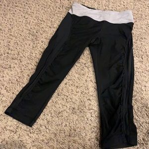 Lululemon size 6 capris
